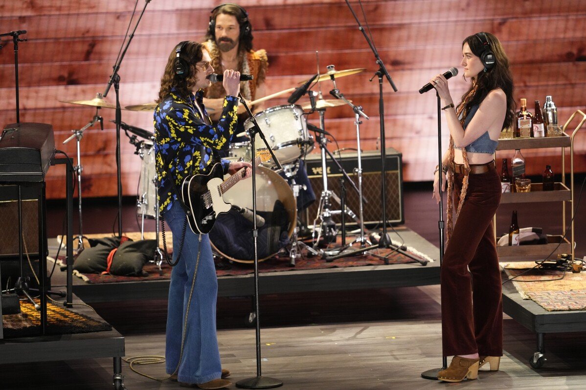 The Outsiders ganha melhor musical e Stereophonic ganha melhor peça enquanto as mulheres avançam no Tony Awards